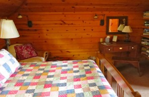 Waipio Wayside, Library Room, colorful quilt bedding